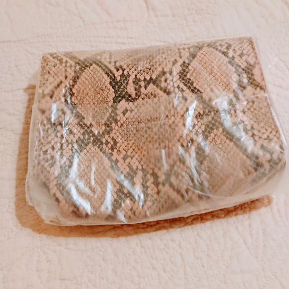 2/$25🌸Small Fashion Crossbody bag - Picture 8 of 11